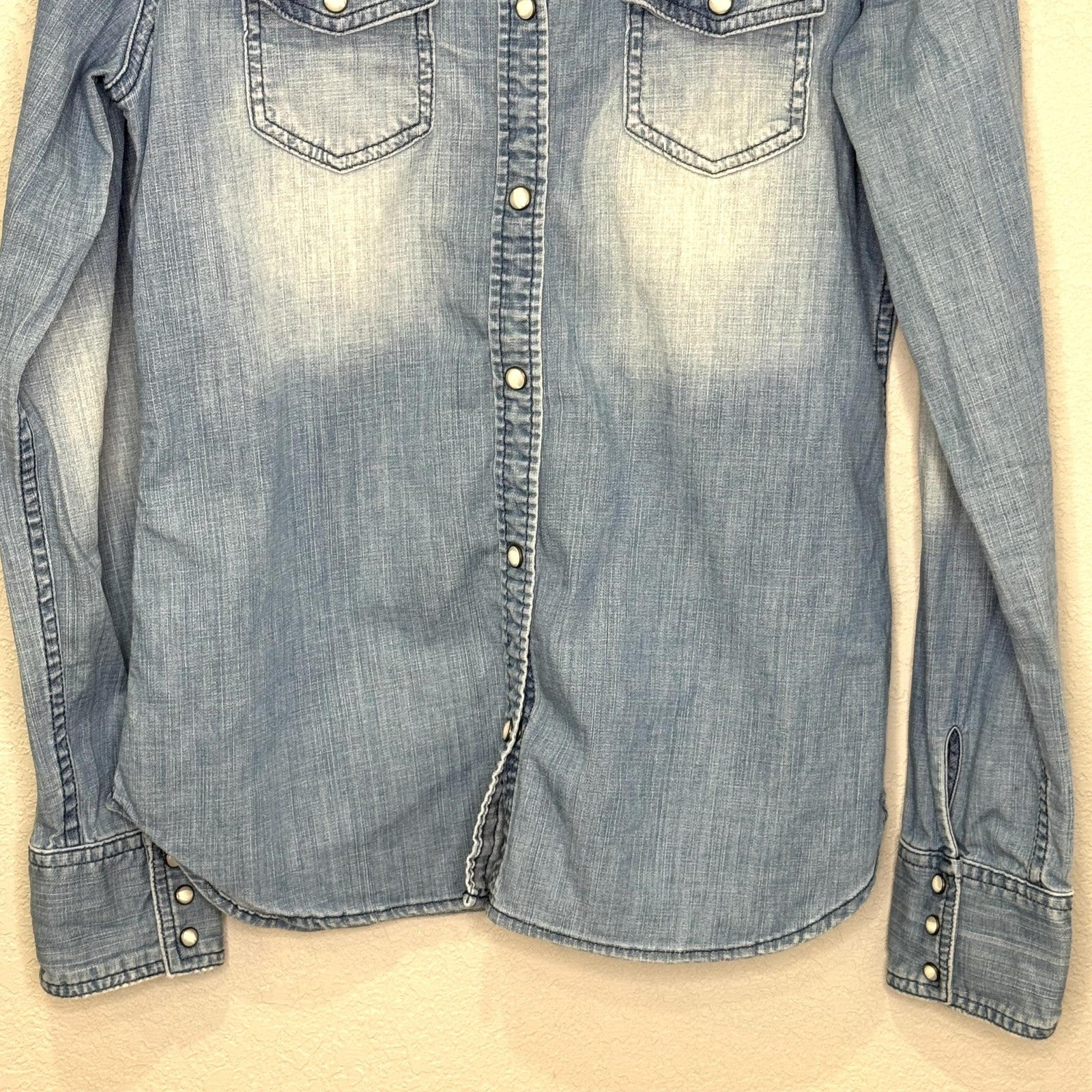 American Eagle Outfitters Shirt Womens 10 Blue Chambray Denim Western Pearl Snap