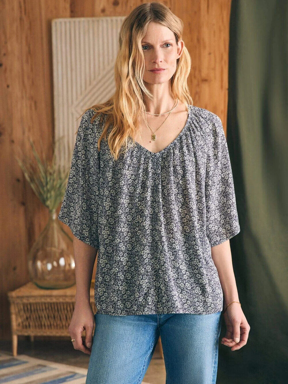 Faherty Navy Blue Ditsy Floral Amira V Neck Top Size Small $118