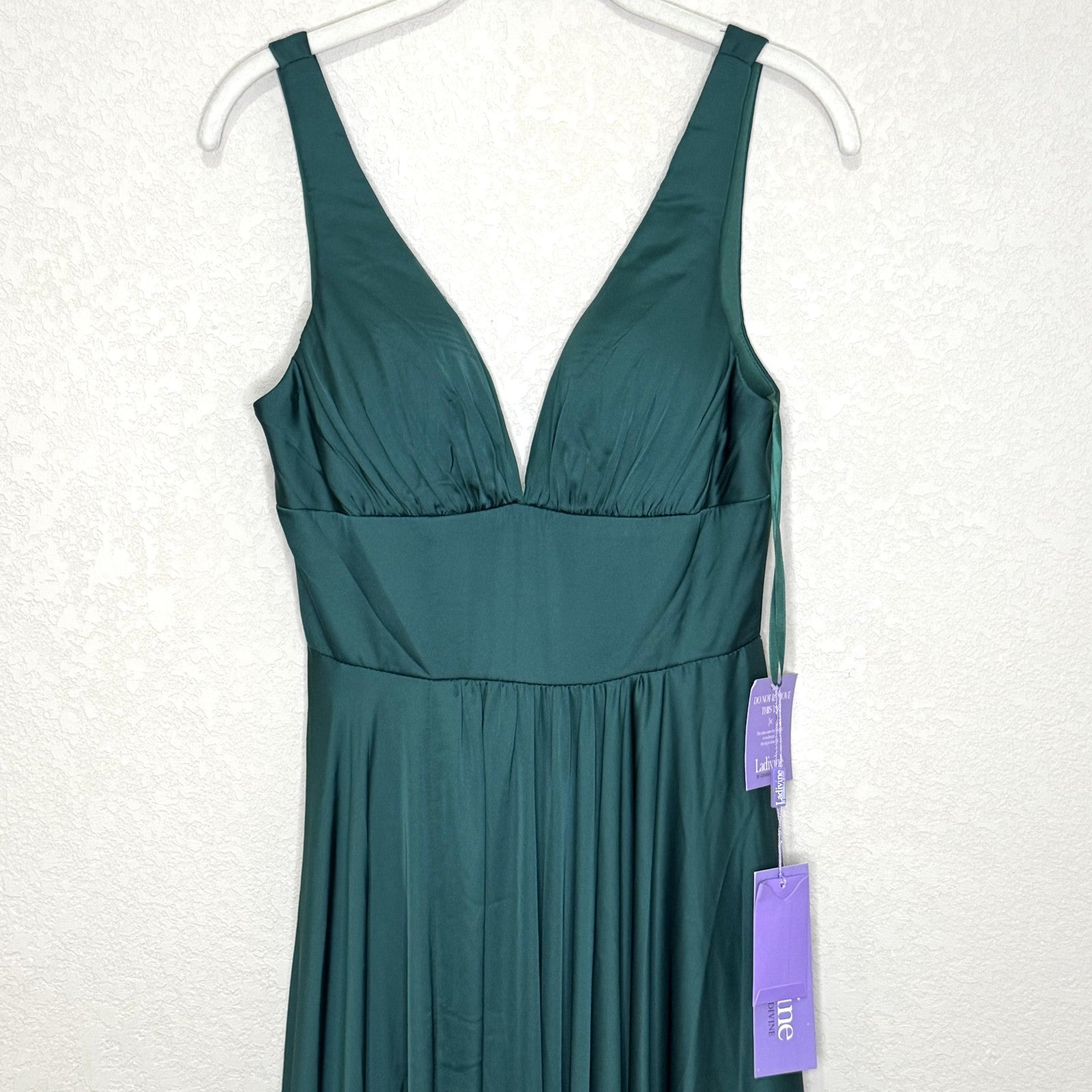 Ladivine Dress Womens 4 Emerald Green 7469 Formal Gown Deep V Maxi Evening