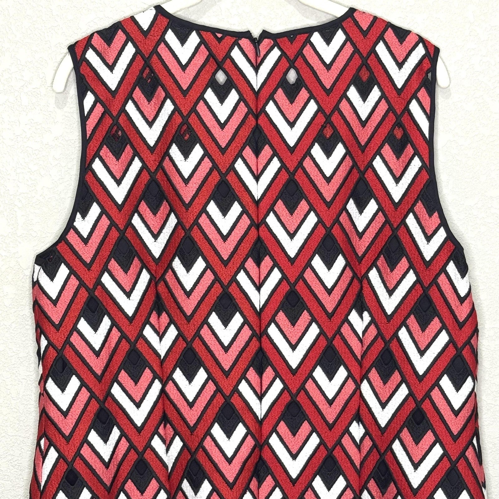 Elie Tahari Shift Dress Womens 14 Red Black White Sleeveless Chevron Scallop Hem
