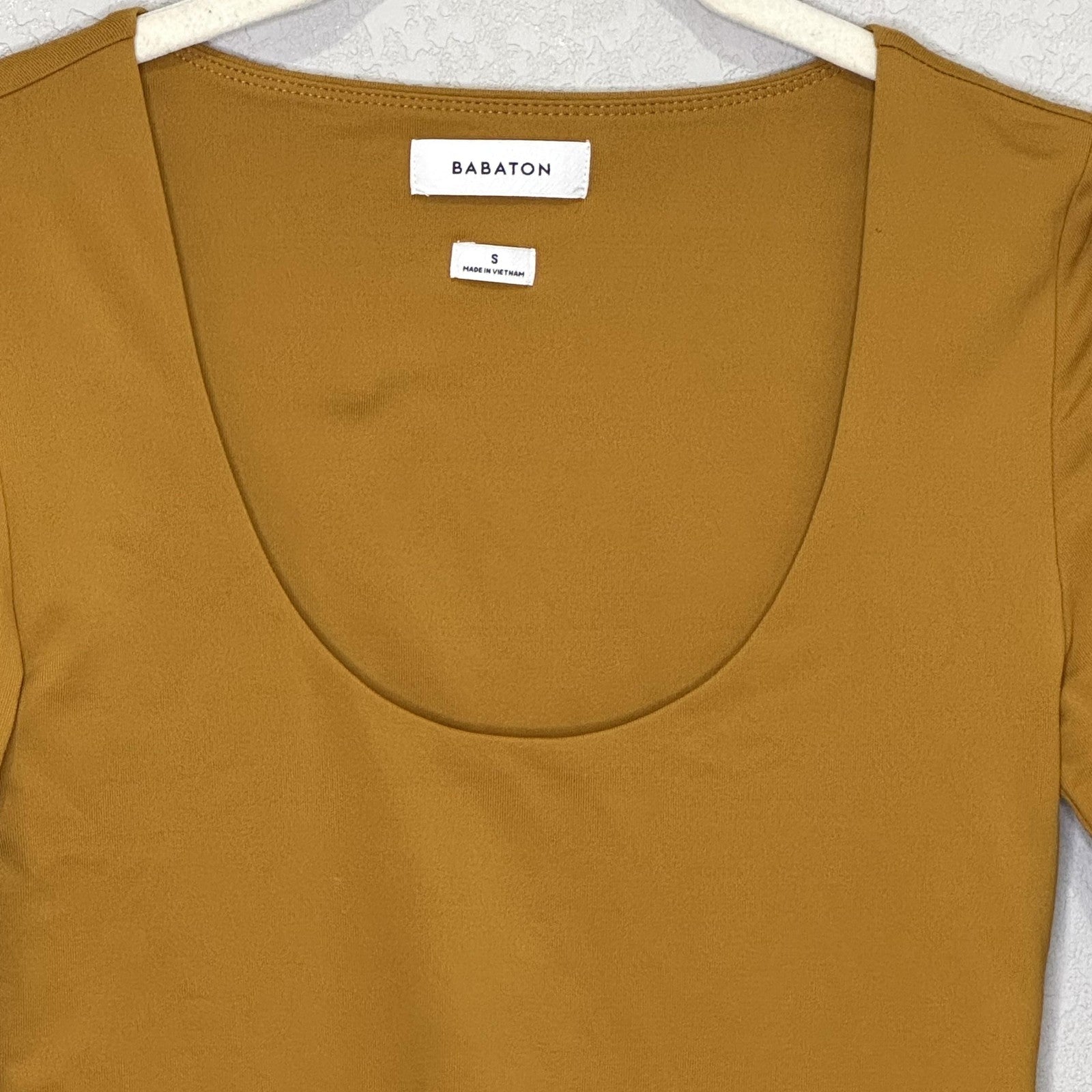 Babaton Contour Crop Top Womens Small Camel Brown Long Sleeve Scoop Neck Fitted