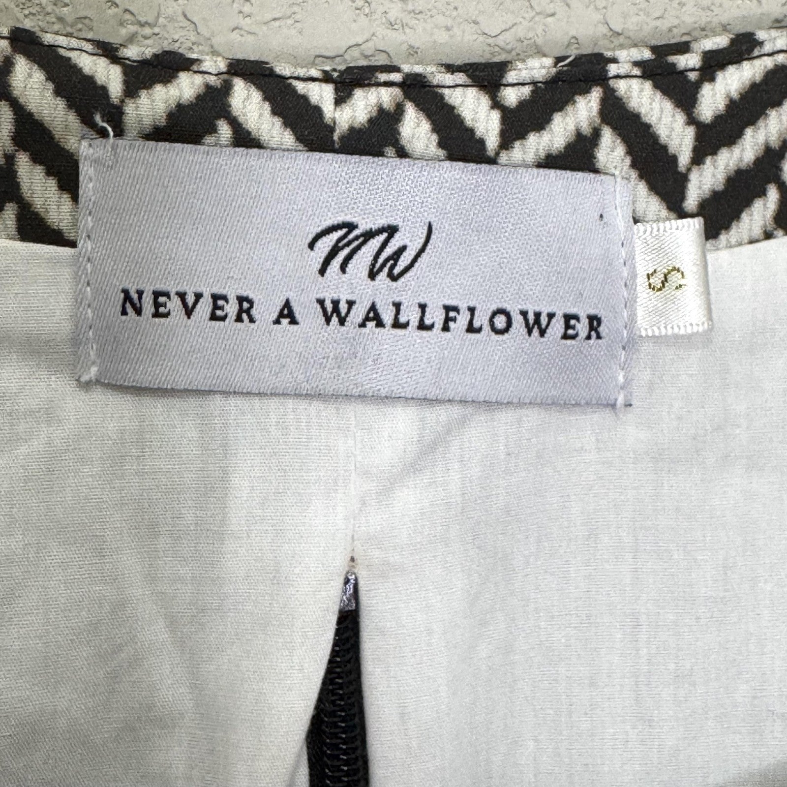 Never A Wallflower Dress Womens Small Black White Chevron Puff Sleeve Cotton
