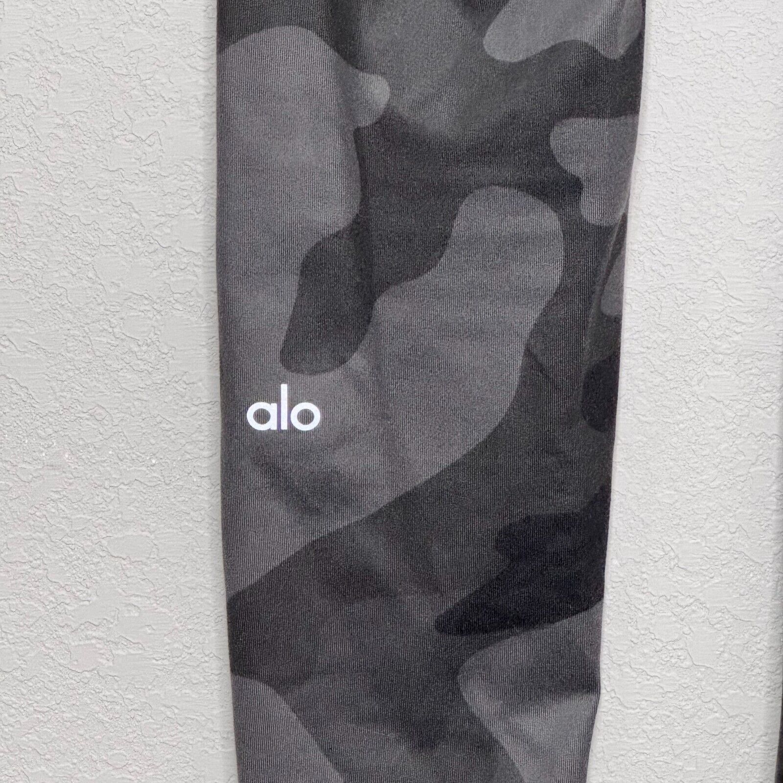 Alo Yoga Crop Leggings Size XS Gray Camo