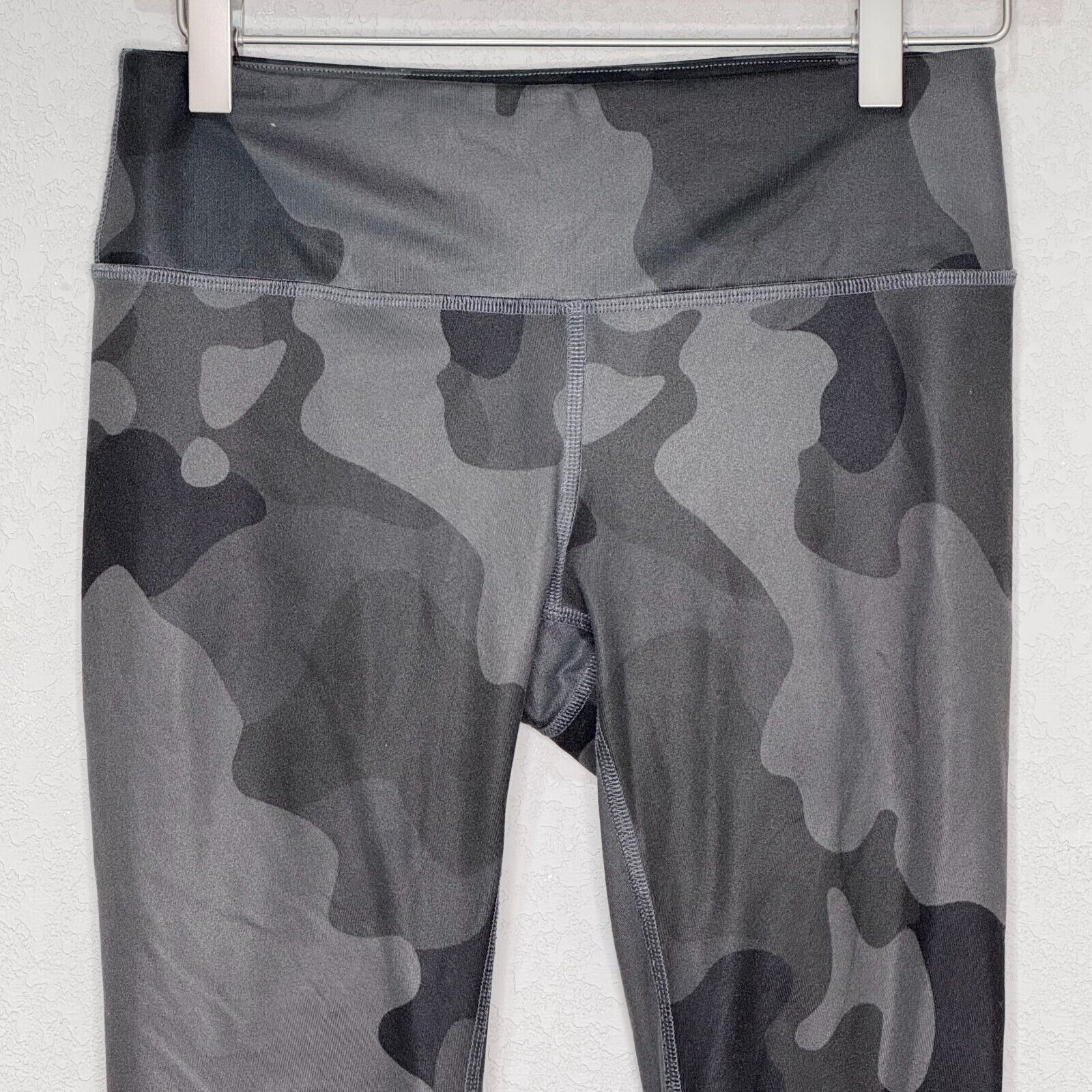 Alo Yoga Crop Leggings Size XS Gray Camo