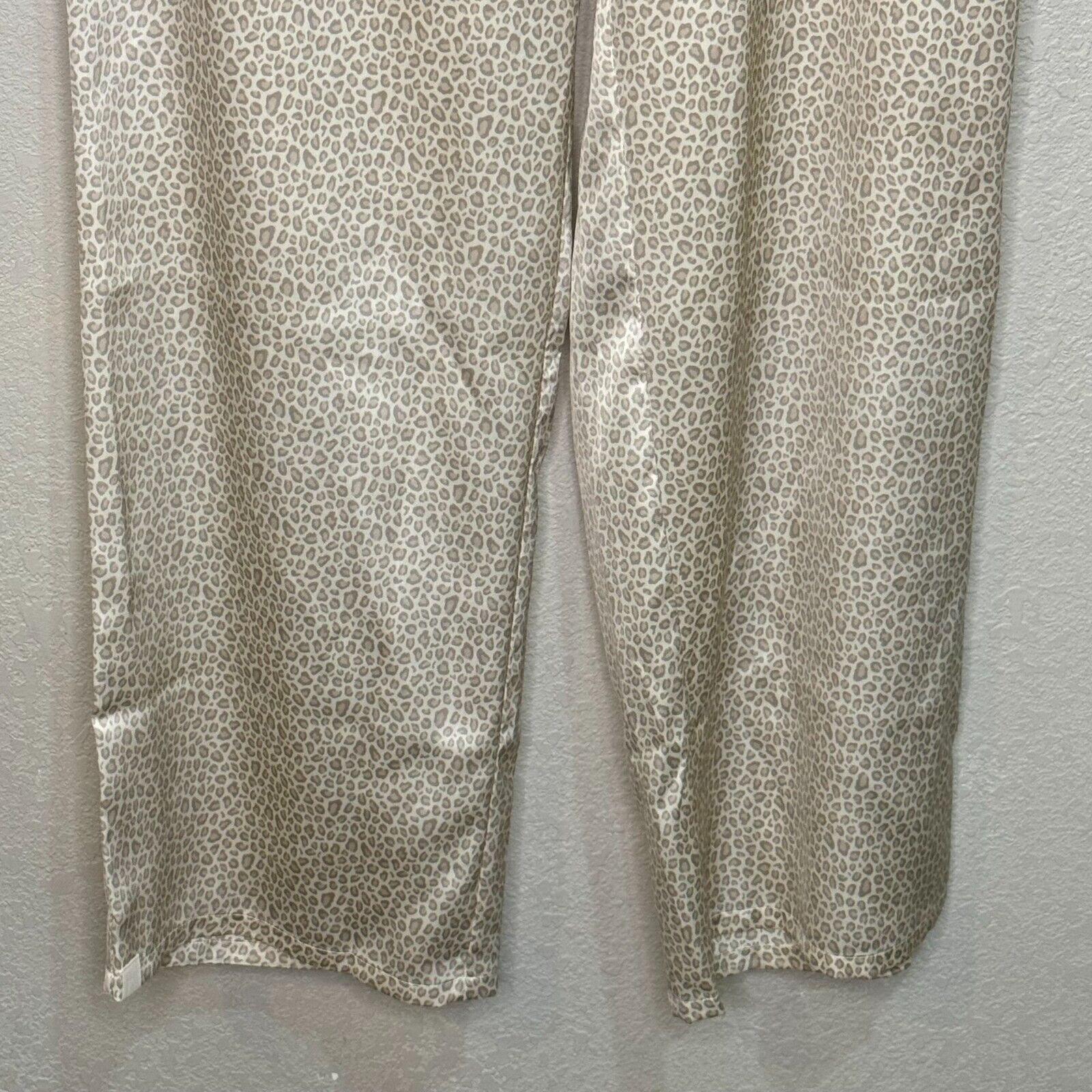 Barefoot Dreams Washed Satin Animal Print PJ Pajama Set Size Small New / Defect