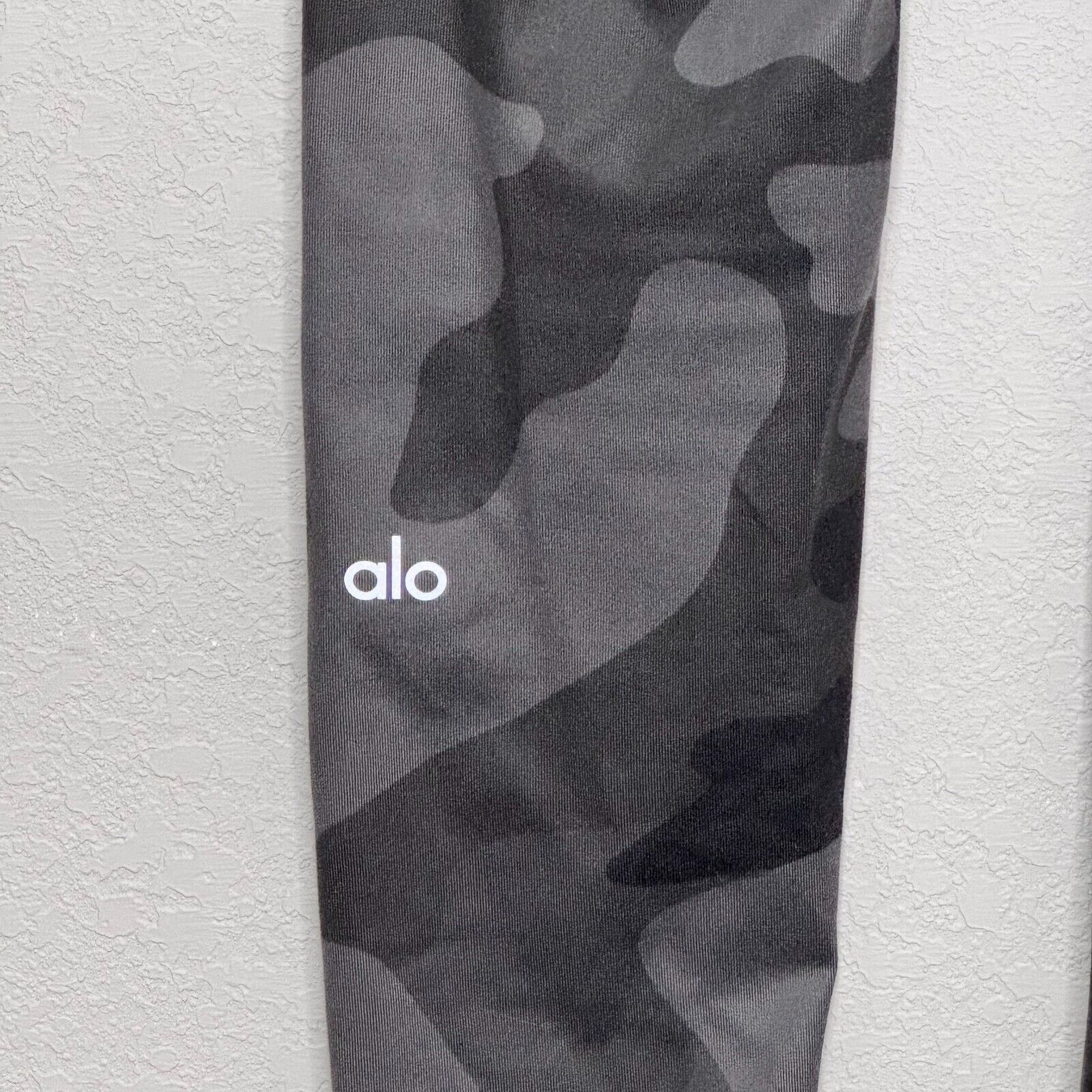 Alo Yoga Crop Leggings Size XS Gray Camo - Flair - Style